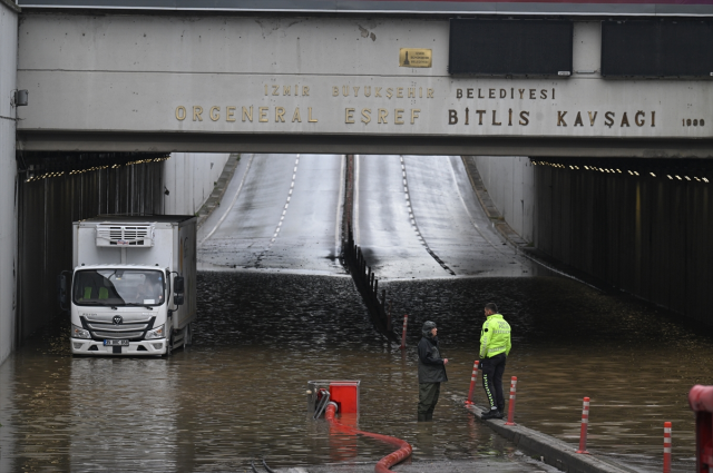 Ankara'da sağanak yağışın ardından cadde ve sokaklar göle döndü