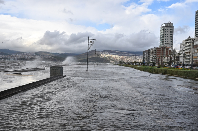 Ankara'da sağanak yağışın ardından cadde ve sokaklar göle döndü