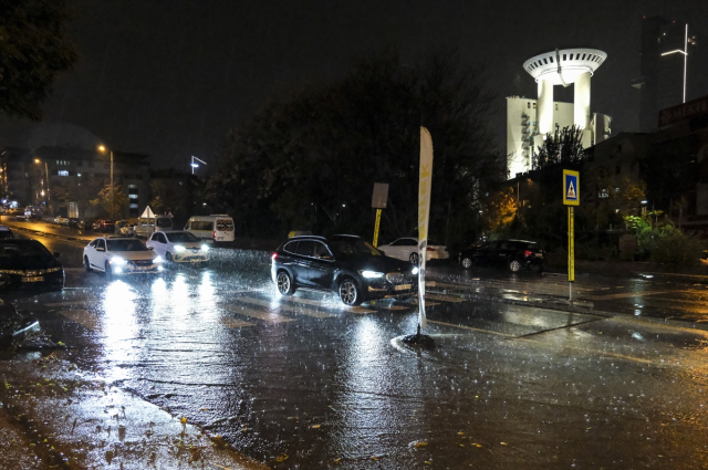 Ankara'da sağanak yağışın ardından cadde ve sokaklar göle döndü