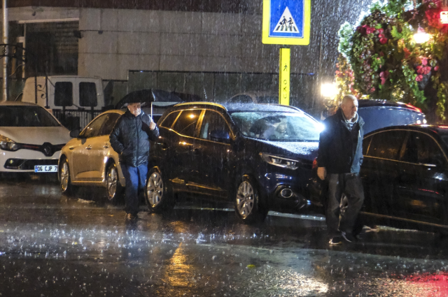 Ankara'da sağanak yağışın ardından cadde ve sokaklar göle döndü