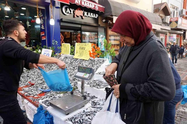 Hamsinin fiyatı 50 liraya düştü, vatandaşlar tezgahlara akın etti