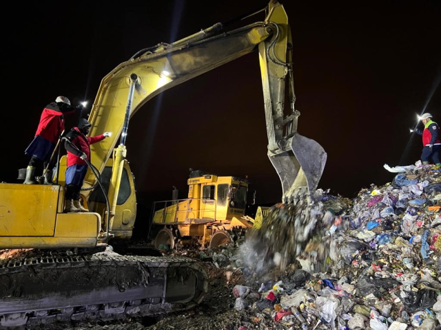 Belediye işçisi geri dönüşüm tesisinde çöp yığını altında kaldı