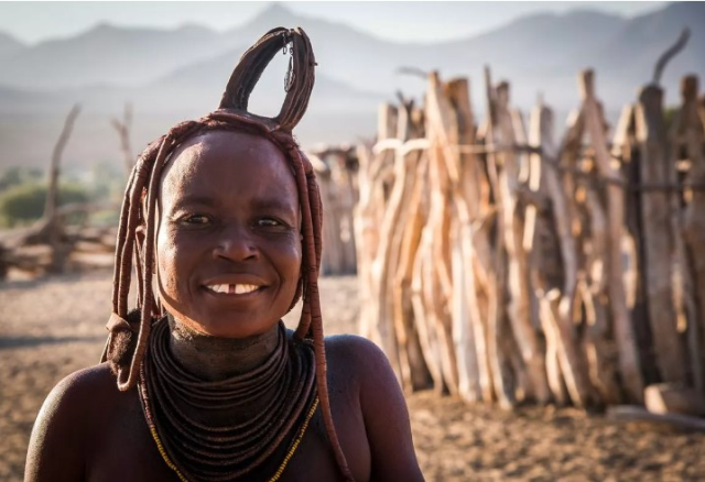 Bu nasıl gelenek! Namibya'nın Himba kabilesinin üyeleri, nezaket göstergesi olarak erkek misafirlere eşlerini sunuyor