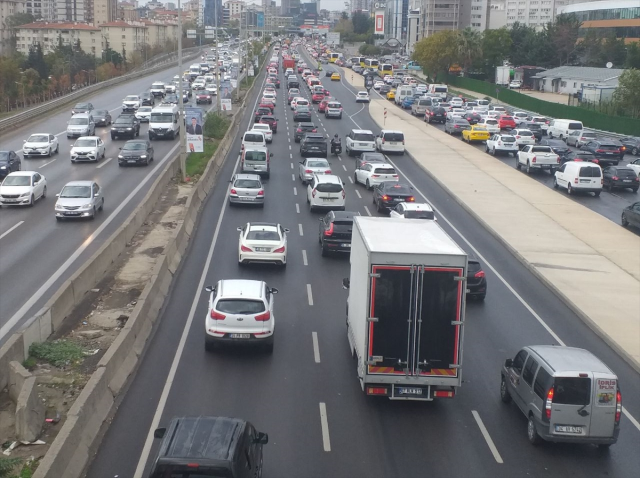 İstanbul'da sağanak alarmı! Valilik saat verdi, fırtına ağaçları devirdi