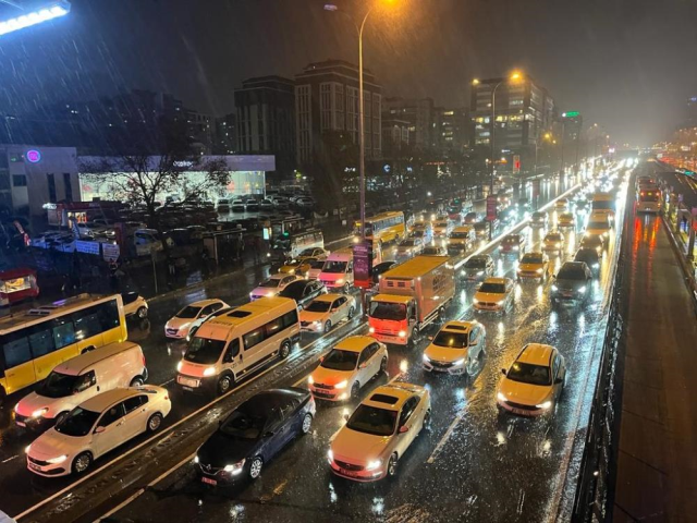 İstanbul sağanak yağışa teslim oldu, AKOM'dan uyarı geldi