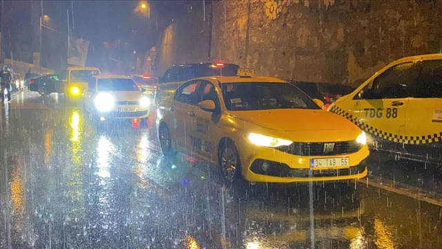 İstanbul sağanak yağışa teslim oldu, AKOM'dan uyarı geldi