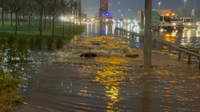 İstanbul sağanak yağışa teslim oldu, AKOM'dan uyarı geldi