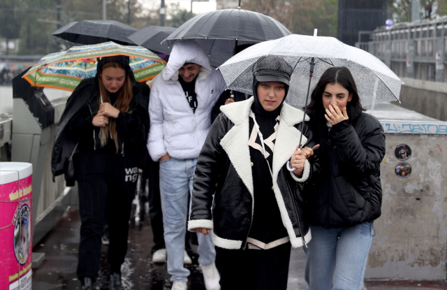 İstanbul sağanak yağışa teslim oldu, AKOM'dan uyarı geldi