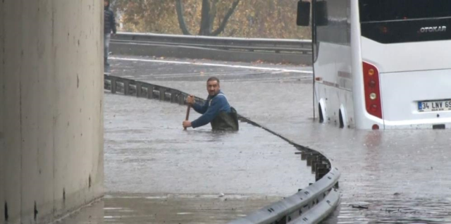 İstanbul sağanak yağışa teslim oldu, AKOM'dan uyarı geldi