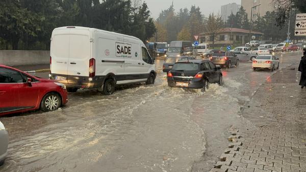 İstanbul sağanak yağışa teslim oldu, AKOM'dan uyarı geldi