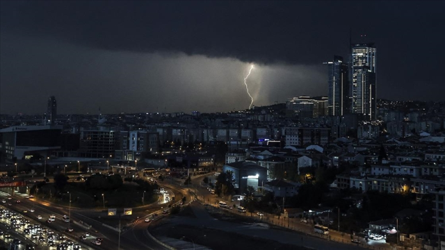 İstanbul sağanak yağışa teslim oldu, AKOM'dan uyarı geldi