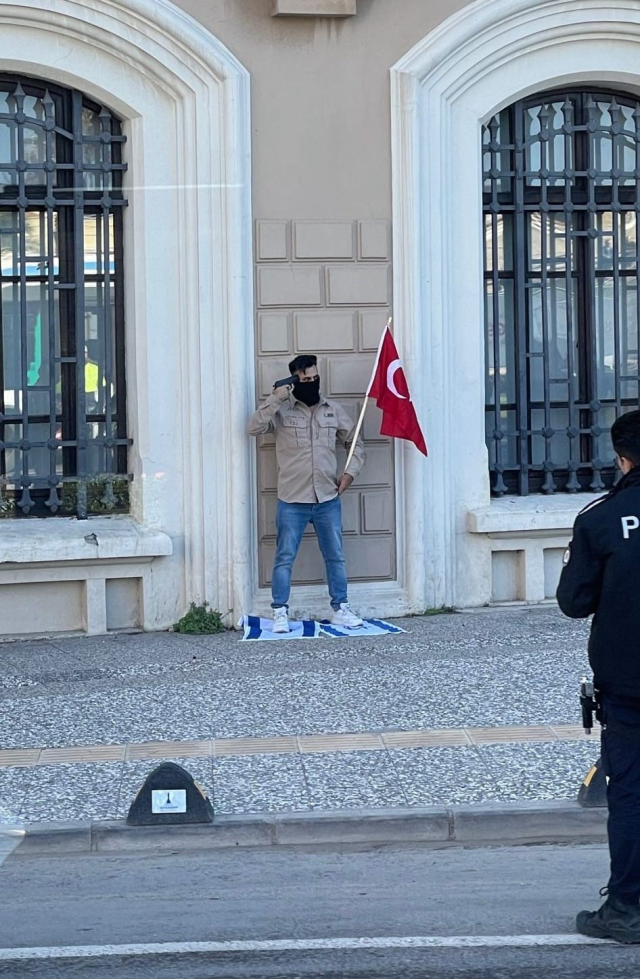 İzmir'de İsrail bayrağına basıp başına silah dayayan Pakistan uyruklu şahıs tutuklandı