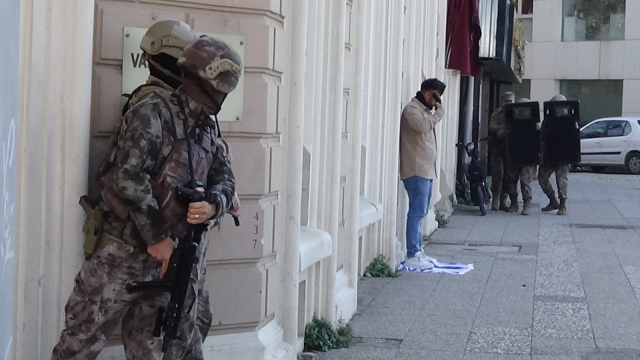 İzmir'de İsrail bayrağına basıp başına silah dayayan Pakistan uyruklu şahıs tutuklandı