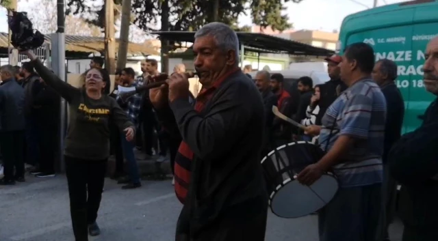 Silahlı saldırıda hayatını kaybeden kulüp başkanının cenaze töreninde davul zurna çalındı