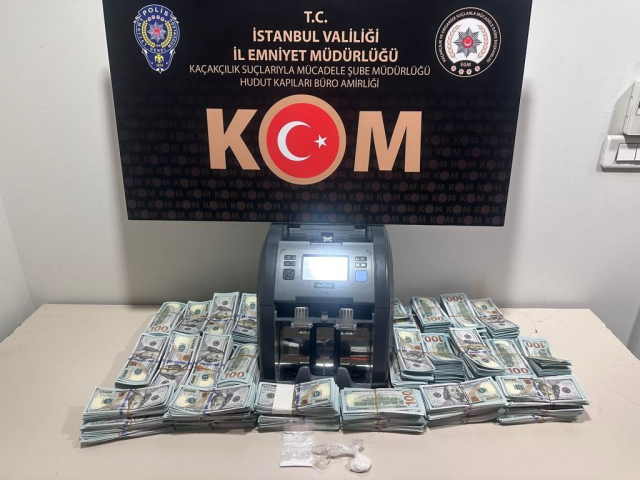 Türkiye tarihinde ele geçirilen en büyük miktar! Vücutlarına sardıkları deste deste sahte dolarla yakalandılar