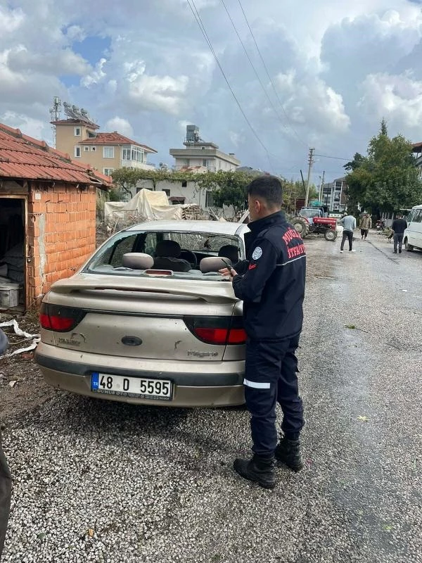 Muğla'da çıkan hortum koca ağaçları yerinden söktü, çatıları uçurdu