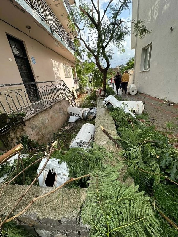 Muğla'da çıkan hortum koca ağaçları yerinden söktü, çatıları uçurdu