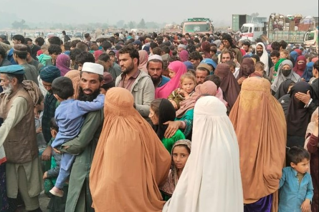 Pakistan'ın zorla gönderdiği Afgan mülteciler sınır kapılarına yığıldı