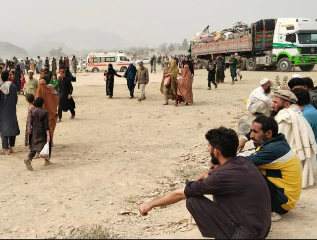 Pakistan'ın zorla gönderdiği Afgan mülteciler sınır kapılarına yığıldı