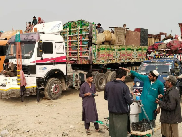 Pakistan'ın zorla gönderdiği Afgan mülteciler sınır kapılarına yığıldı