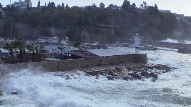 Antalya'da şiddetli yağış ve fırtına! Tekneler battı, ağaçlar devrildi, dereler taştı