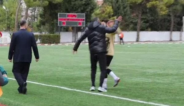 2-3 saniye sonrası skandal! Türk futbolunun neden gelişmediğini en net gösteren kare