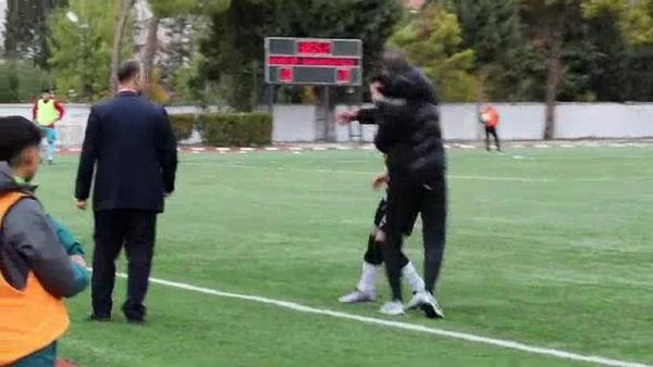 2-3 saniye sonrası skandal! Türk futbolunun neden gelişmediğini en net gösteren kare