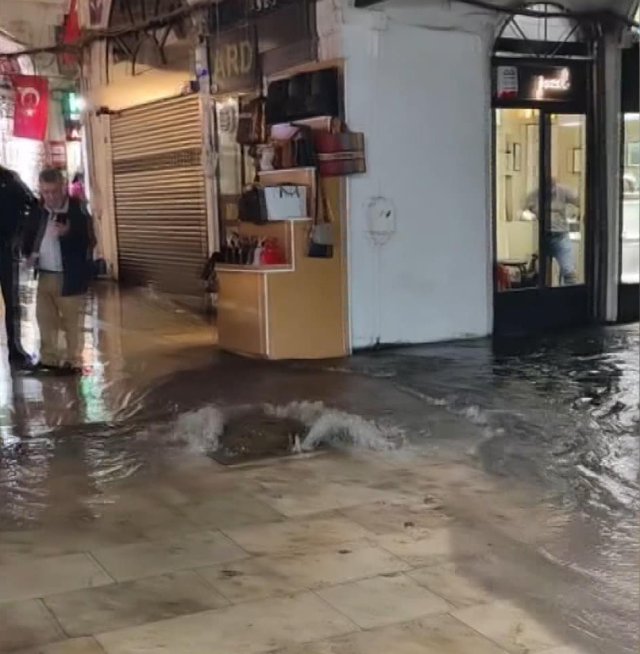 İstanbul'u gök gürültülü yağış vurdu, ev ve iş yerlerini su bastı