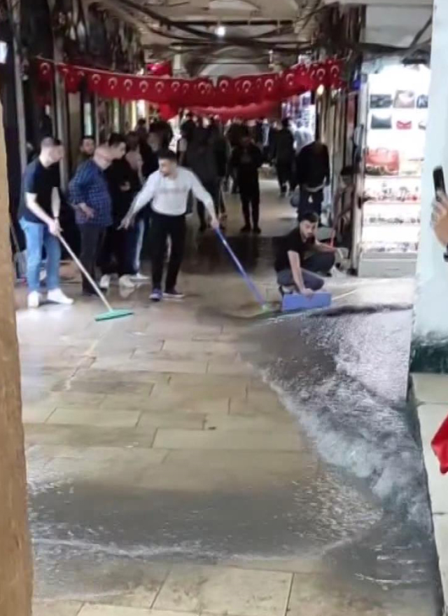 İstanbul'u gök gürültülü yağış vurdu, ev ve iş yerlerini su bastı