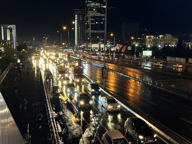 İstanbul'u gök gürültülü yağış vurdu, ev ve iş yerlerini su bastı