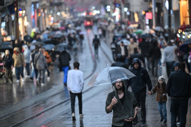 İstanbul'u gök gürültülü yağış vurdu, ev ve iş yerlerini su bastı