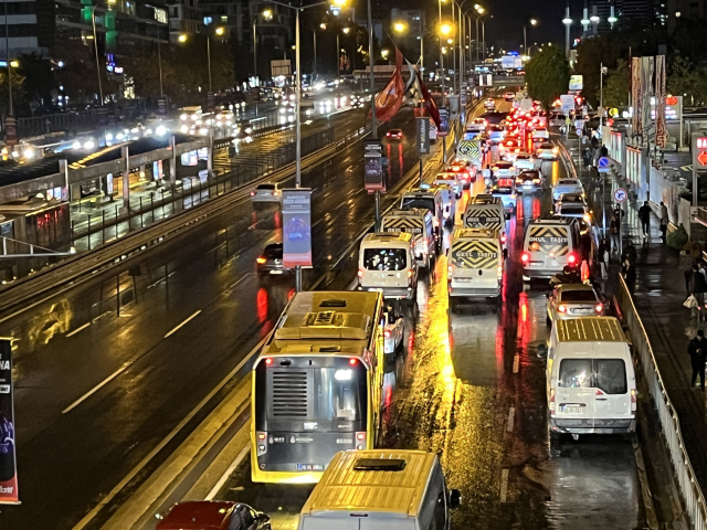 İstanbul'u gök gürültülü yağış vurdu, ev ve iş yerlerini su bastı