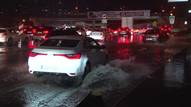 İstanbul'u gök gürültülü yağış vurdu, ev ve iş yerlerini su bastı