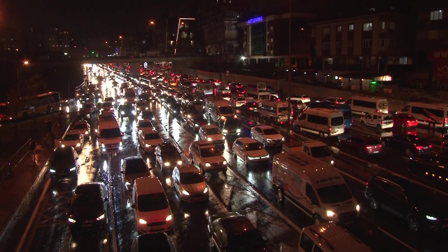 İstanbul'u gök gürültülü yağış vurdu, ev ve iş yerlerini su bastı