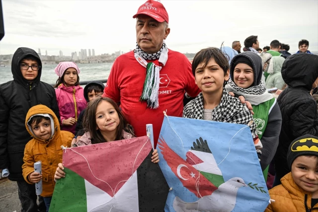 Üsküdar'da, Filistin'de ölen çocukların isimleri uçurtmaya bağlanarak uçuruldu