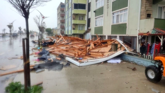 Sakarya'da şiddetli fırtına ve yağış Karasu ilçesini vurdu