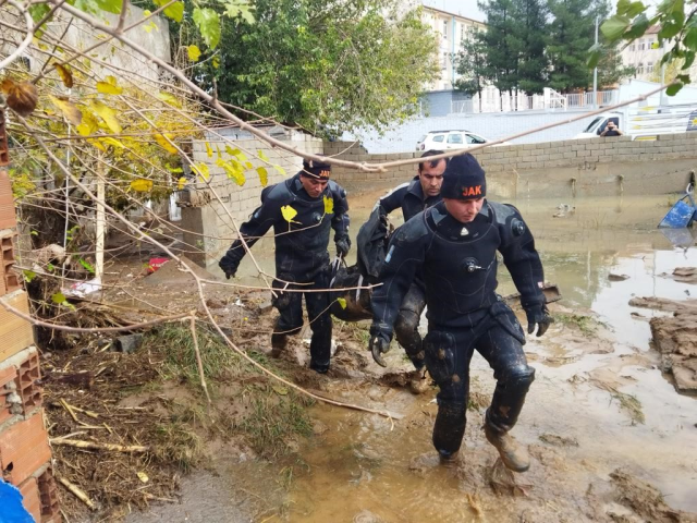 Selde can veren babaanne ve torunlarıyla ilgili acı detay! Evin duvarı yıkılınca suya kapılmışlar