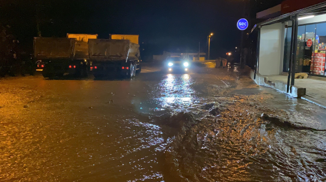 Çanakkale'de akşam saatlerinde bastıran yağmur sonrası bazı mahalleleri su bastı