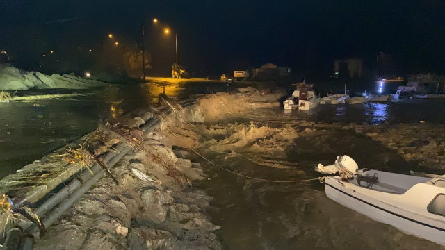 Çanakkale'de akşam saatlerinde bastıran yağmur sonrası bazı mahalleleri su bastı