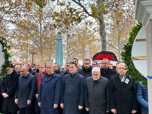 1 ay önce babasını kaybeden Babacan, bugün de annesinin tabutunu omuzladı