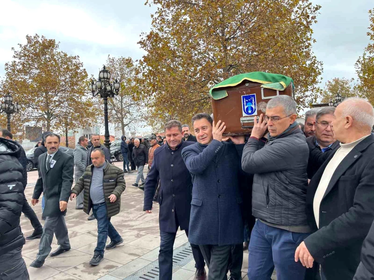 1 ay önce babasını kaybeden Babacan, bugün de annesinin tabutunu omuzladı