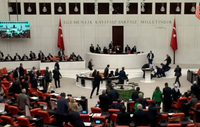 TBMM'de korku dolu anlar! SP milletvekili Hasan Bilmez konuşma yaparken kürsüde fenalaşıp bayıldı