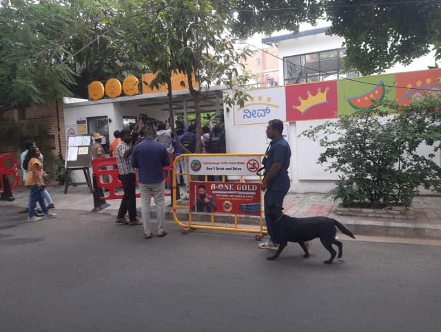 Hindistan'da 60 okulda aynı anda bomba ihbarı yapıldı! Polis köpeklerle harekete geçti