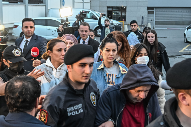 Hırsızlar, içinde para gömülü olduğu düşüncesiyle Dilan Polat'ın annesinin mezarını kazdı