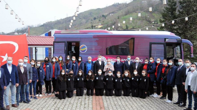 Dilek İmamoğlu'nun İskofya Voleybol Kadın Takımı'na hediye ettiği otobüse saldırı