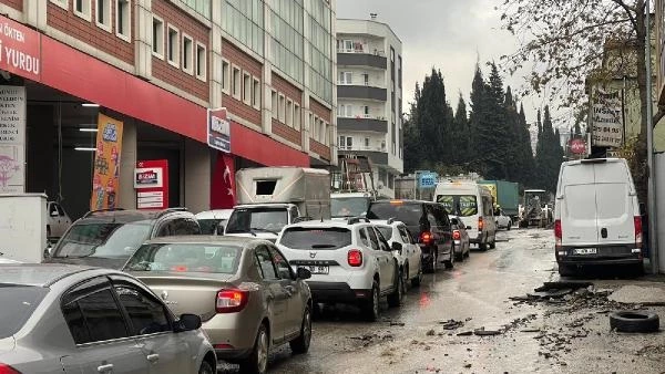 Su borusunun patladığı kentte iş yerlerini su bastı, yollar göle döndü