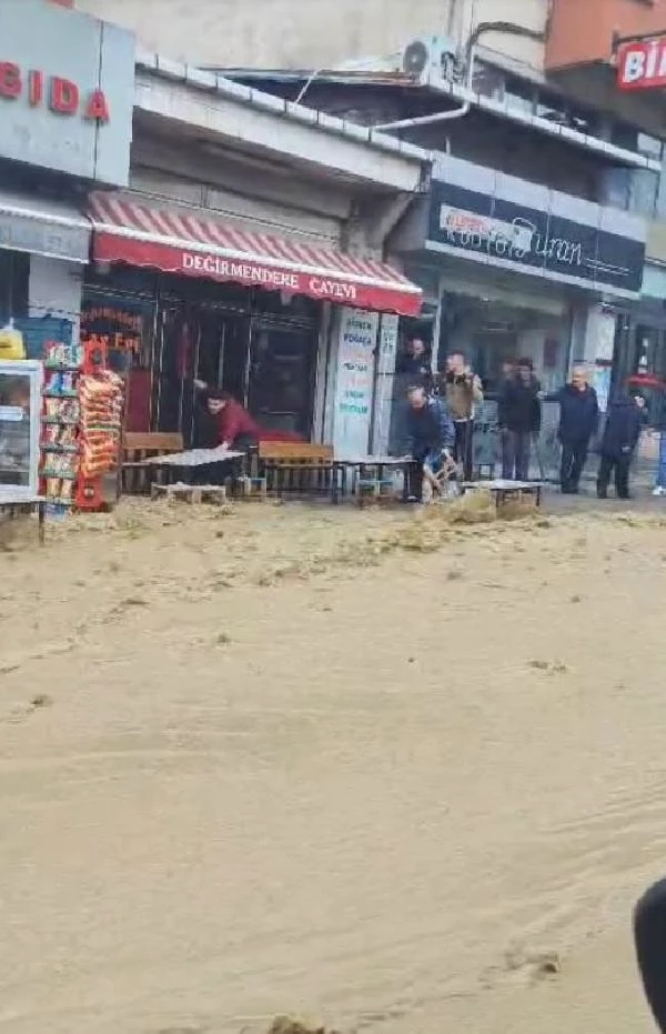 Su borusunun patladığı kentte iş yerlerini su bastı, yollar göle döndü