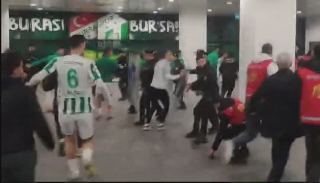 Bursaspor takımı, Diyarbekirsporlu futbolcuyu soyunma odasına kadar kovaladı