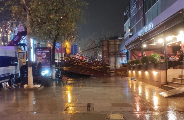 İstanbul'da şiddetli rüzgarın etkisiyle güvenlik paneli yola devrildi