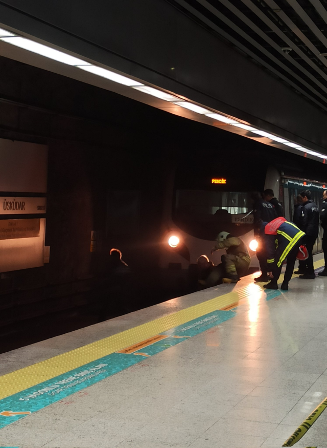 Marmaray'da bir kişi raylara atlayarak intihar etti